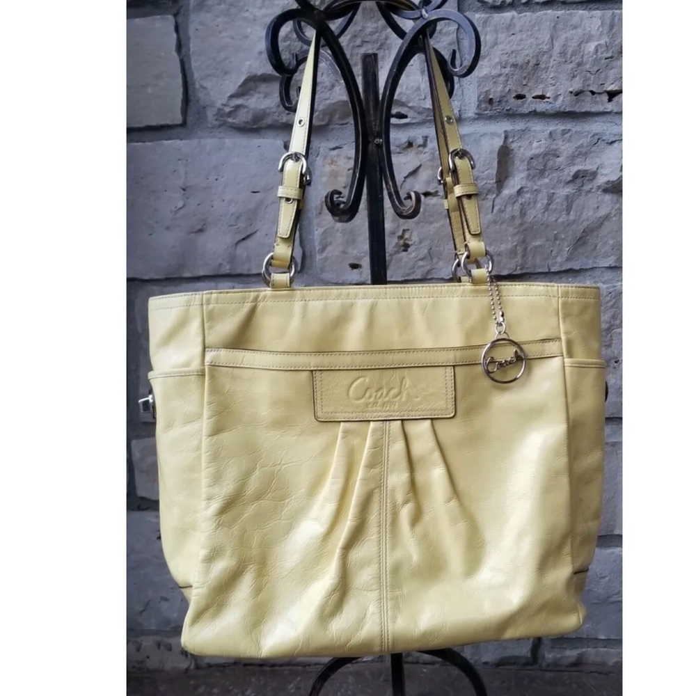BEAUTIFUL Coach YELLOW PATENT LEATHER HANDBAG TOTE